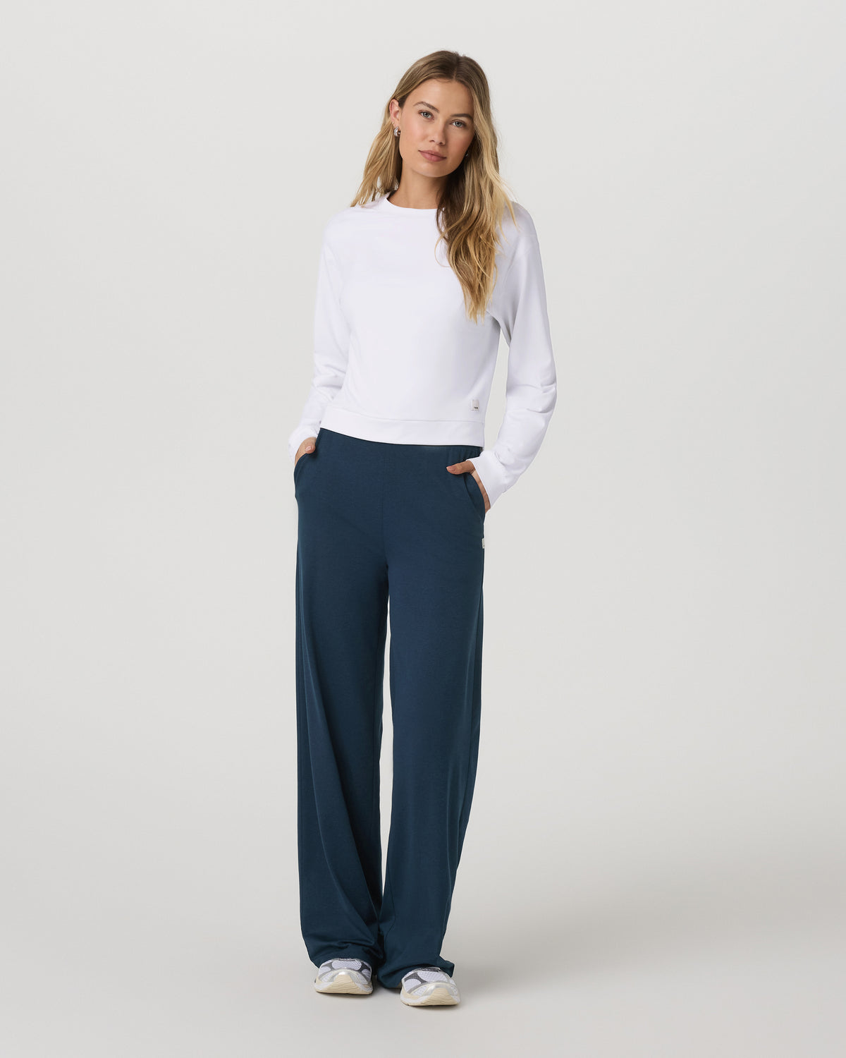 Halo Modern Crew Women's White Lounge Sweatshirt - Vuori