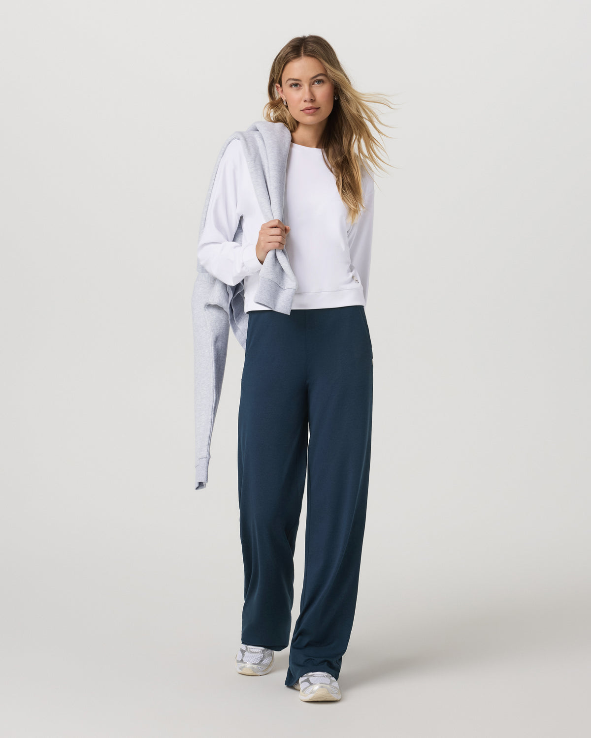 Halo Modern Crew Women's White Lounge Sweatshirt - Vuori