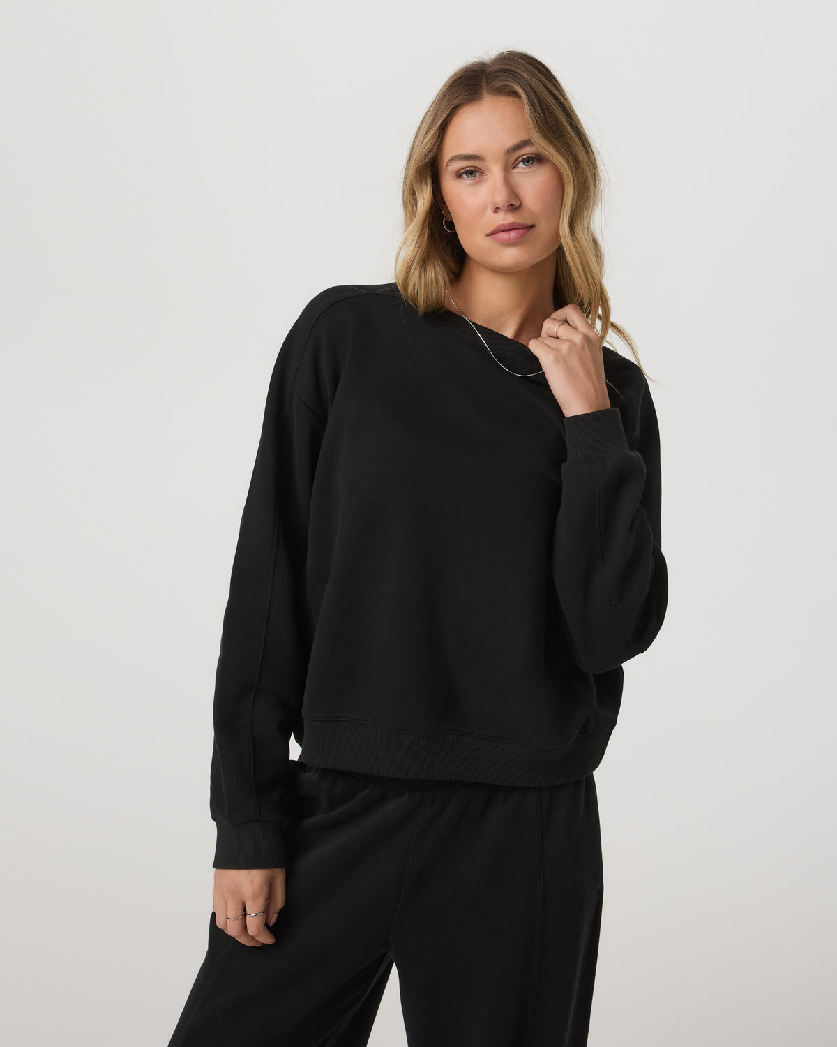 Sedona Seams Crew Women's Black Fleece Sweatshirt - Vuori