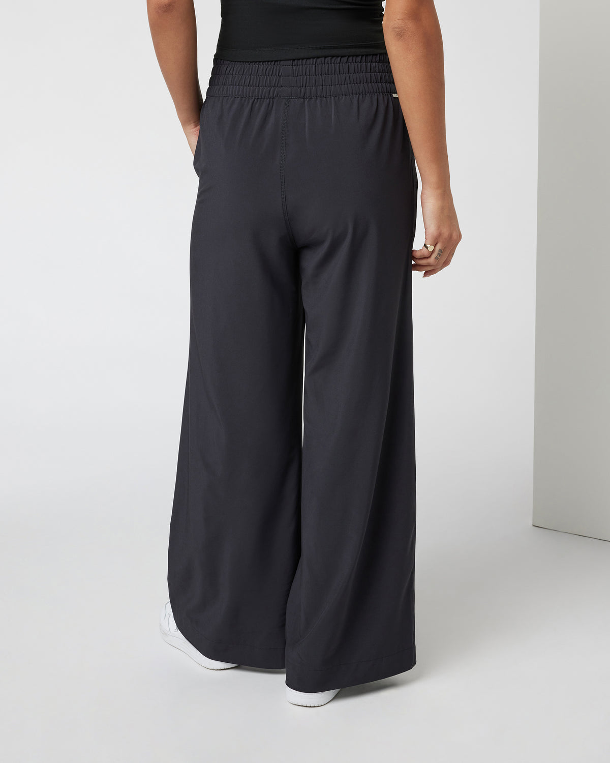 Villa Wideleg - Short Black Wide Leg Pants - Vuori