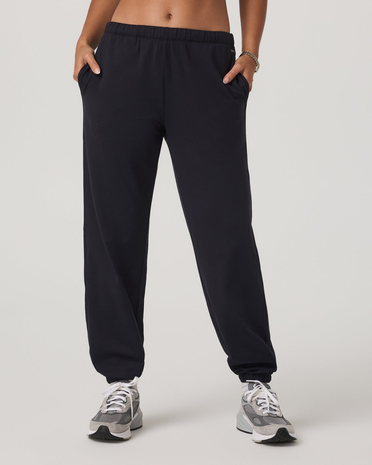 Halo Modern Sweatpant Women's Solid Black Pants - Vuori