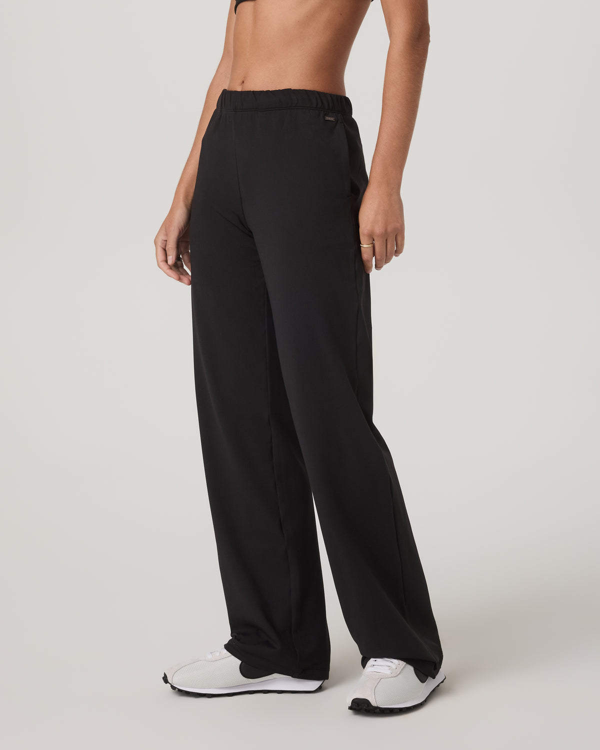 Women's Halo Modern Strght Leg Pant - Short Solid Black - Vuori