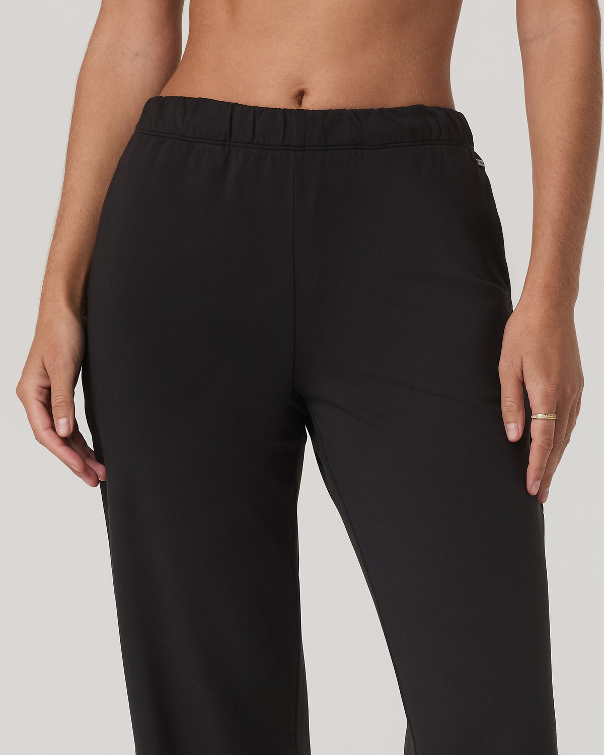Women's Halo Modern Strght Leg Pant - Short Solid Black - Vuori