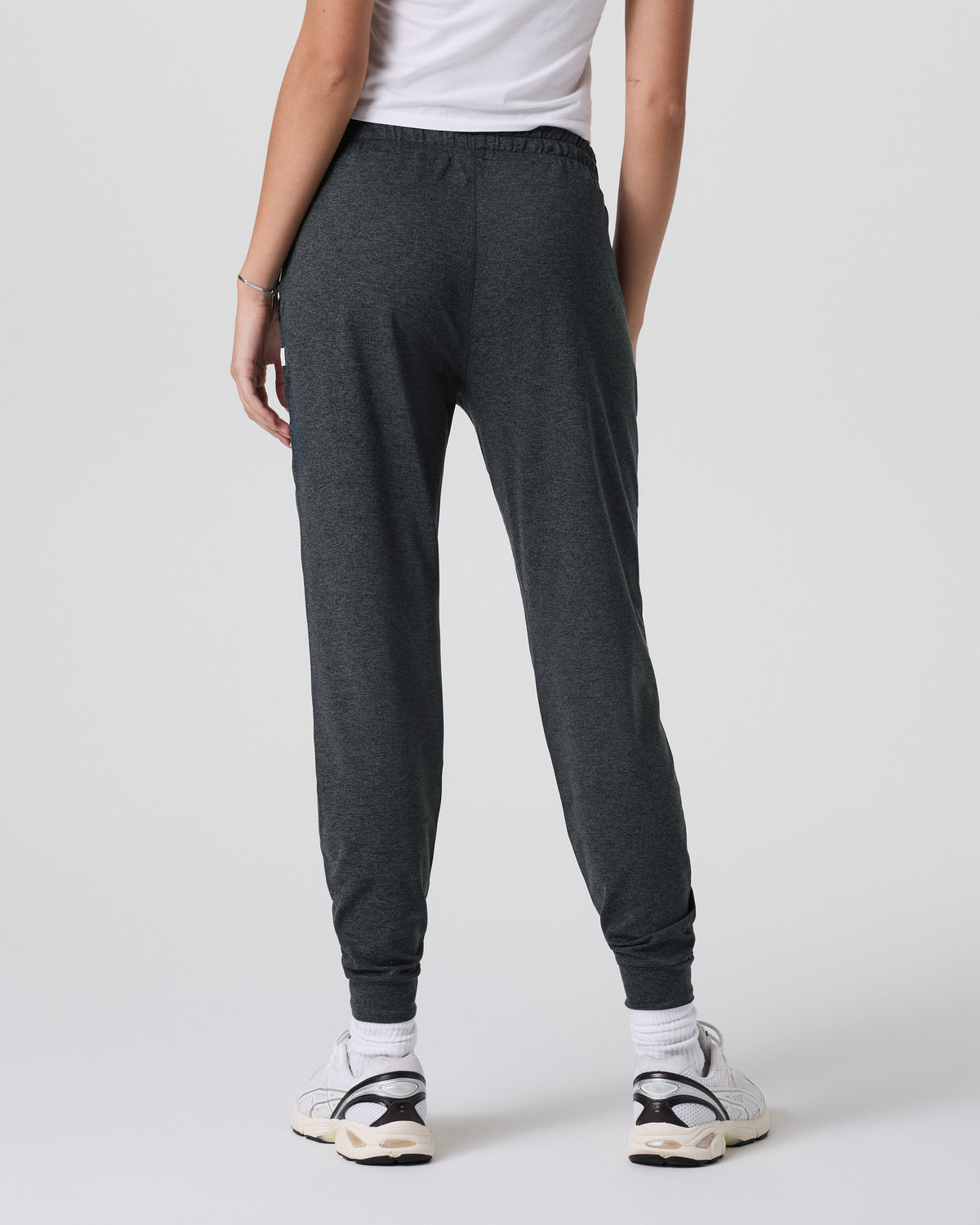 Performance Jogger - Long Charcoal Grey Sweatpants - Vuori