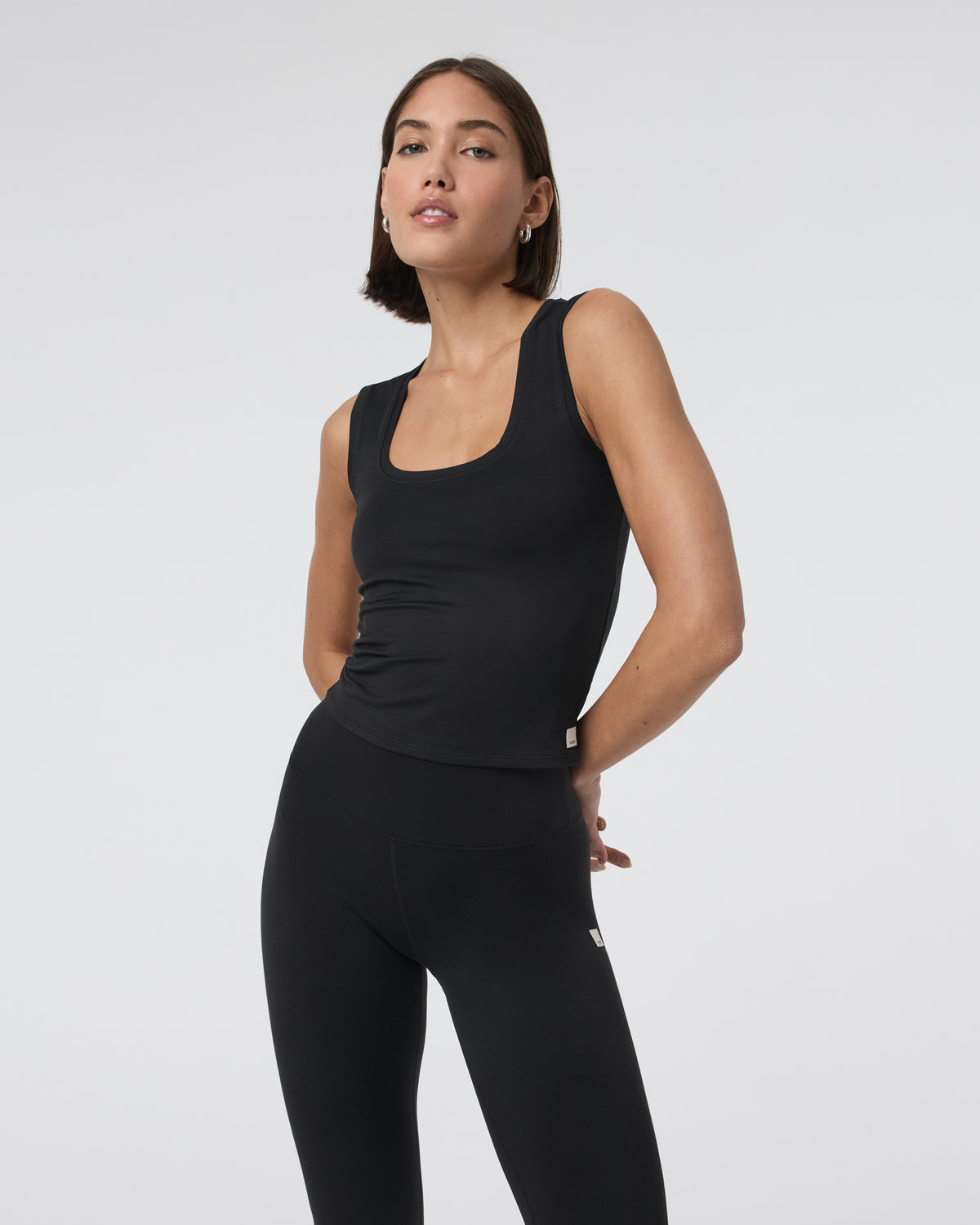 Halo Essential Scoop Tank Solid Black - Vuori