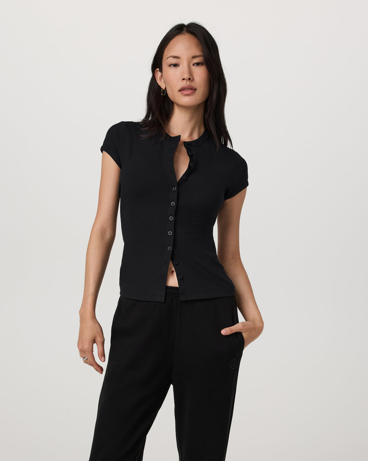 Short Sleeve Pose Button Up Women's Black Crewneck| Vuori - Vuori