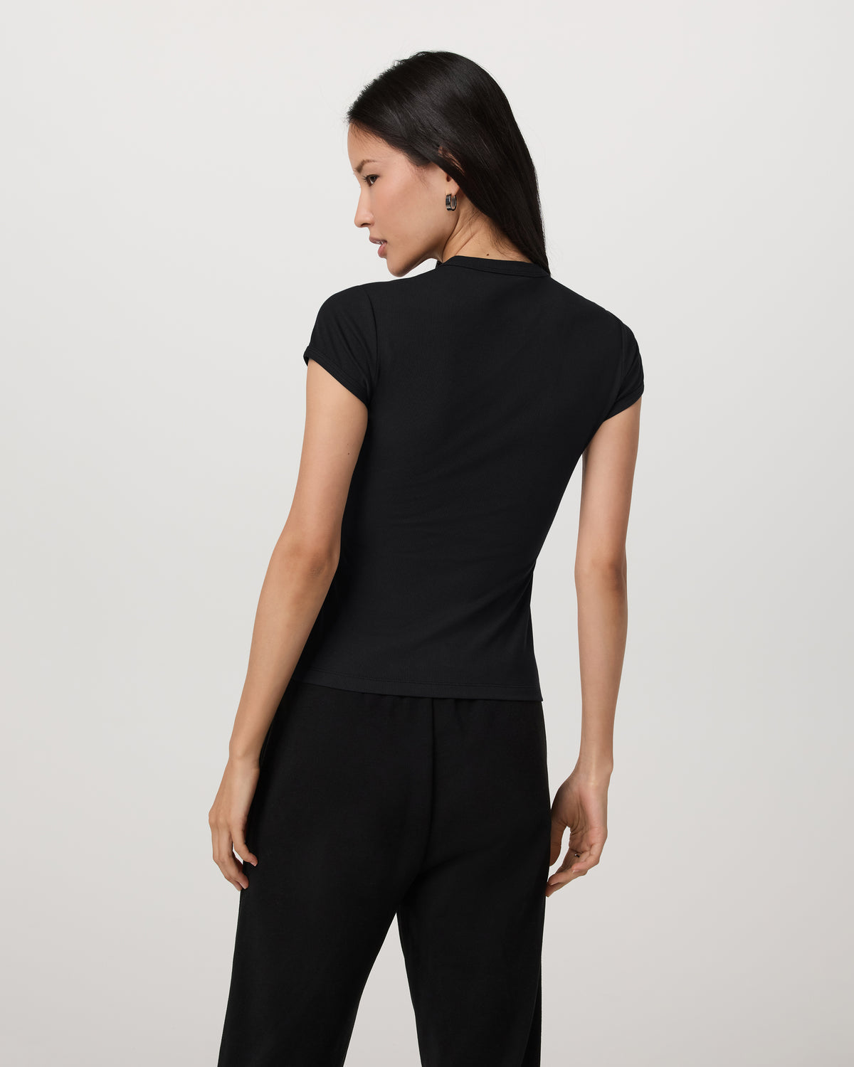 Short Sleeve Pose Button Up Women's Black Crewneck| Vuori - Vuori