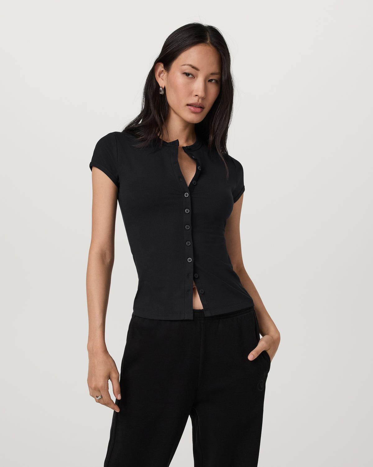 Short Sleeve Pose Button Up Women's Black Crewneck| Vuori - Vuori
