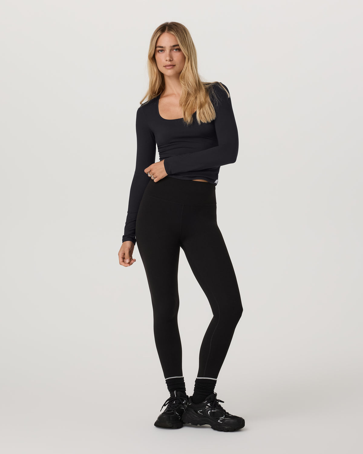 Women's Long Sleeve Halo Essential Scoop Solid Black - Vuori