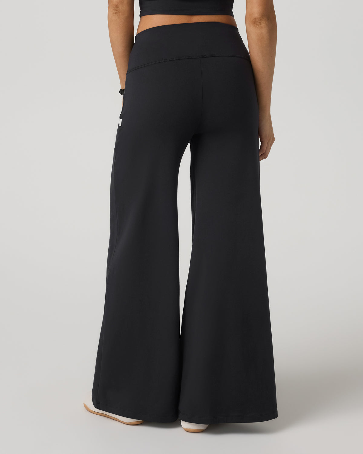 Halo Easy Wideleg Pant - Short Women's Solid Black Pants - Vuori