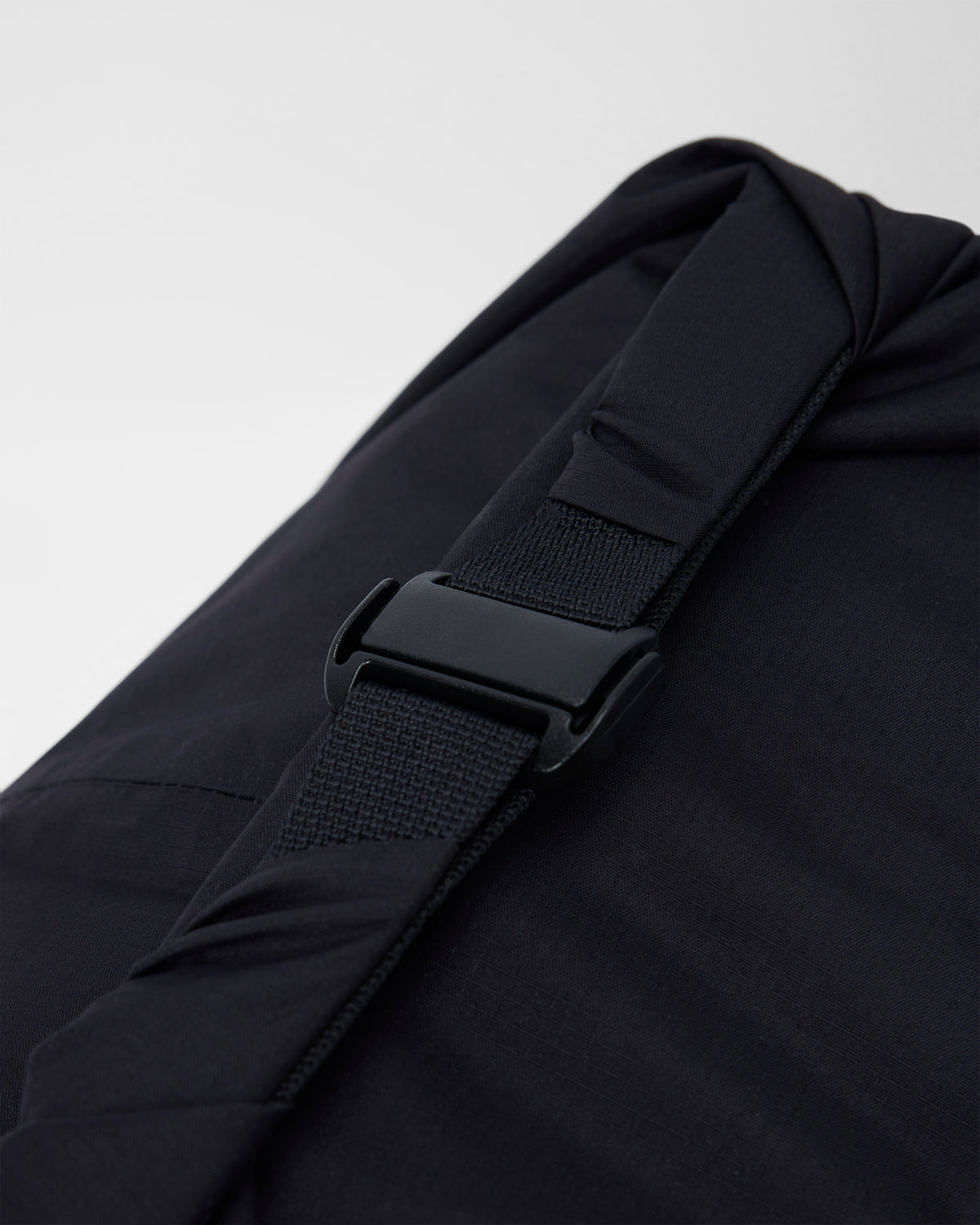 Packable Travel Bag Lightweight Black Roll Top Bag - Vuori