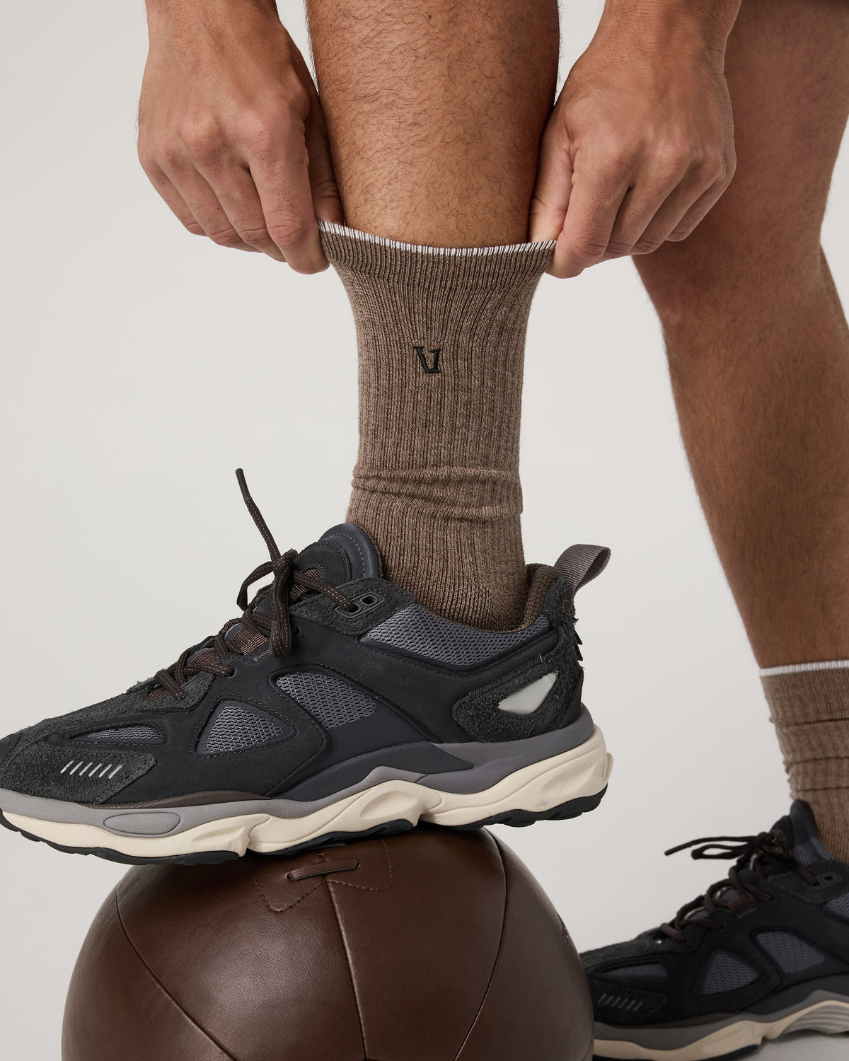 V1 Crew Sock Smokey Taupe Heather Performance Socks - Vuori