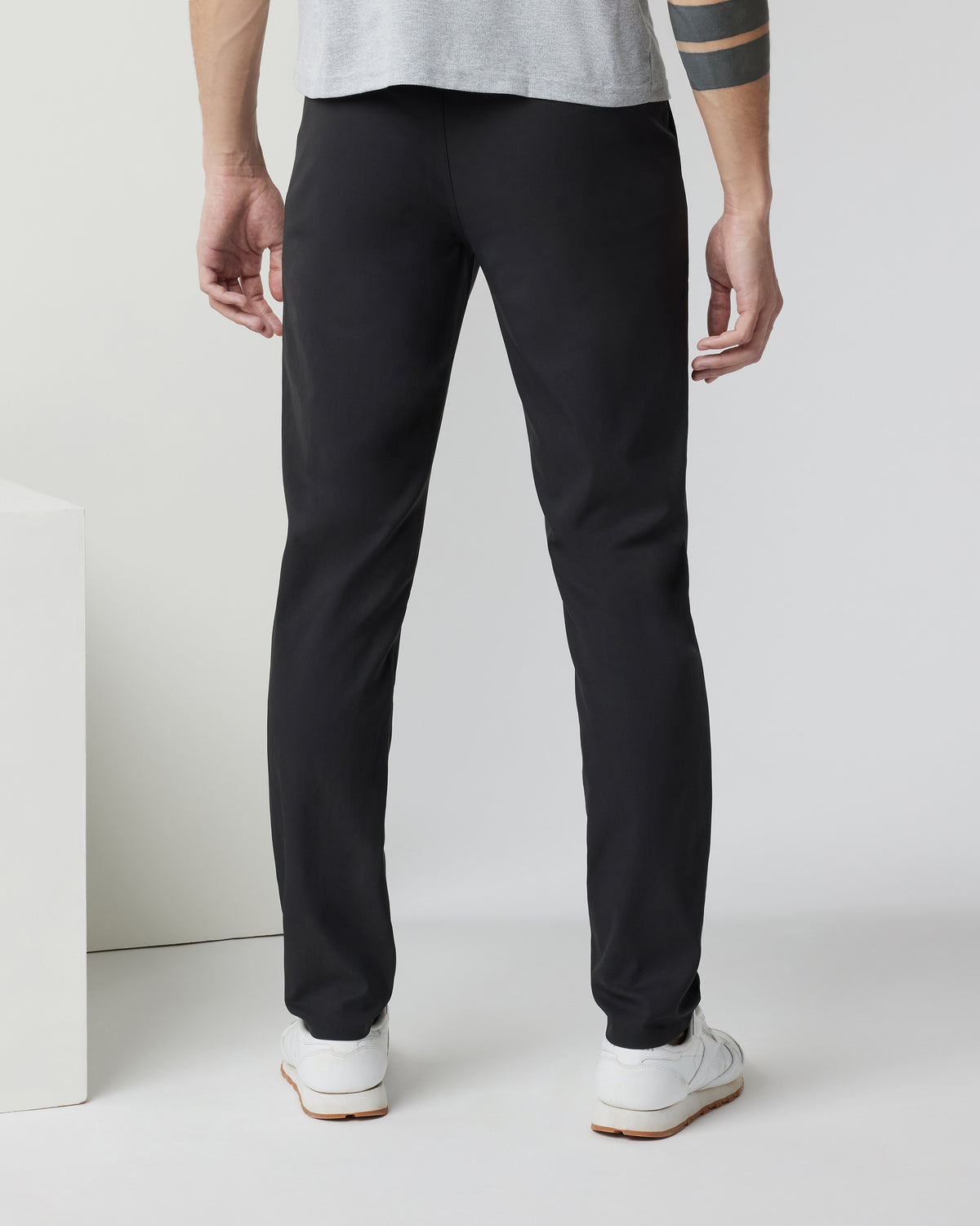 Cascade Tech Chino Pant 32" Men's Black Chinos - Vuori