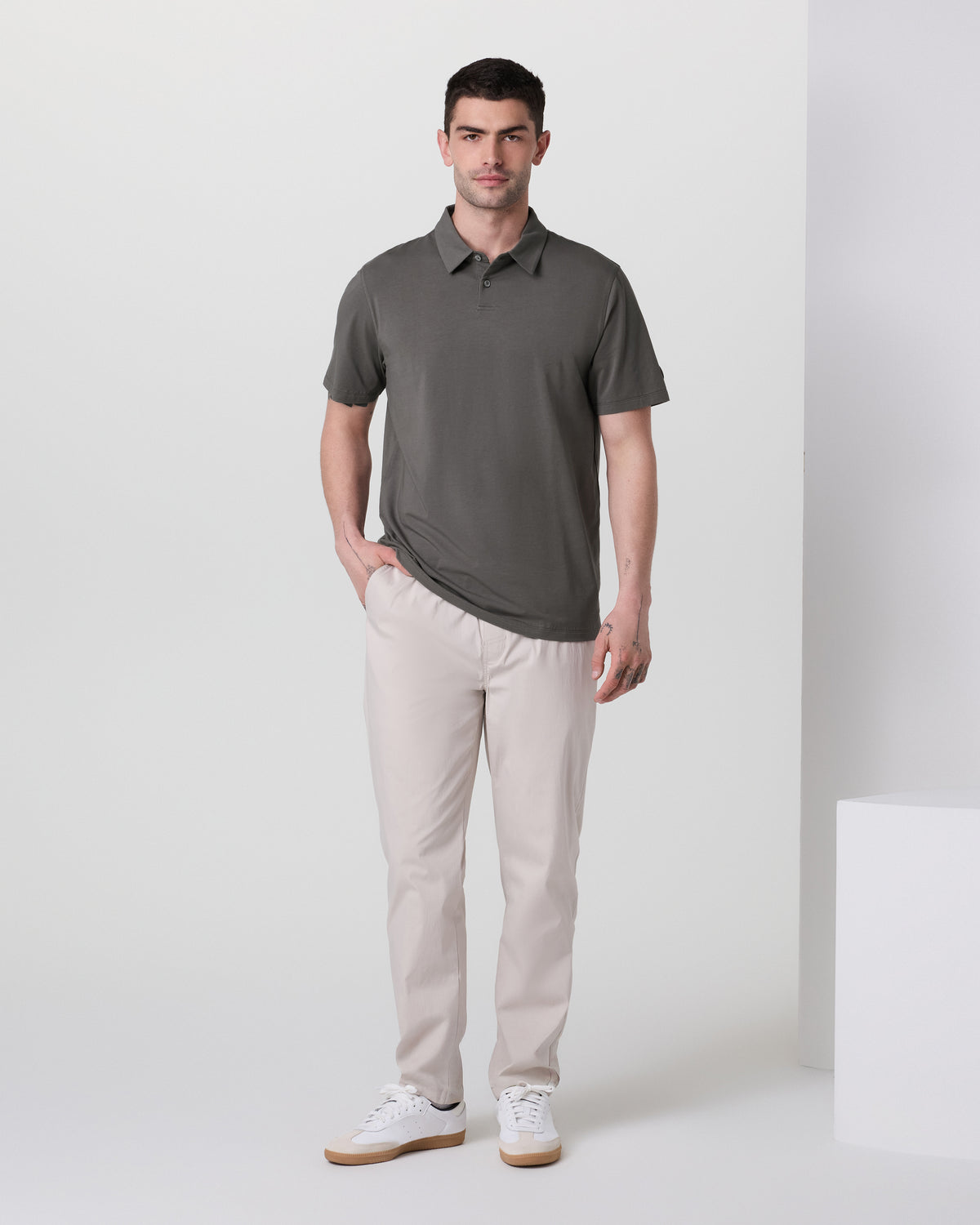 Short Sleeve Feather Polo Warm Grey - Vuori