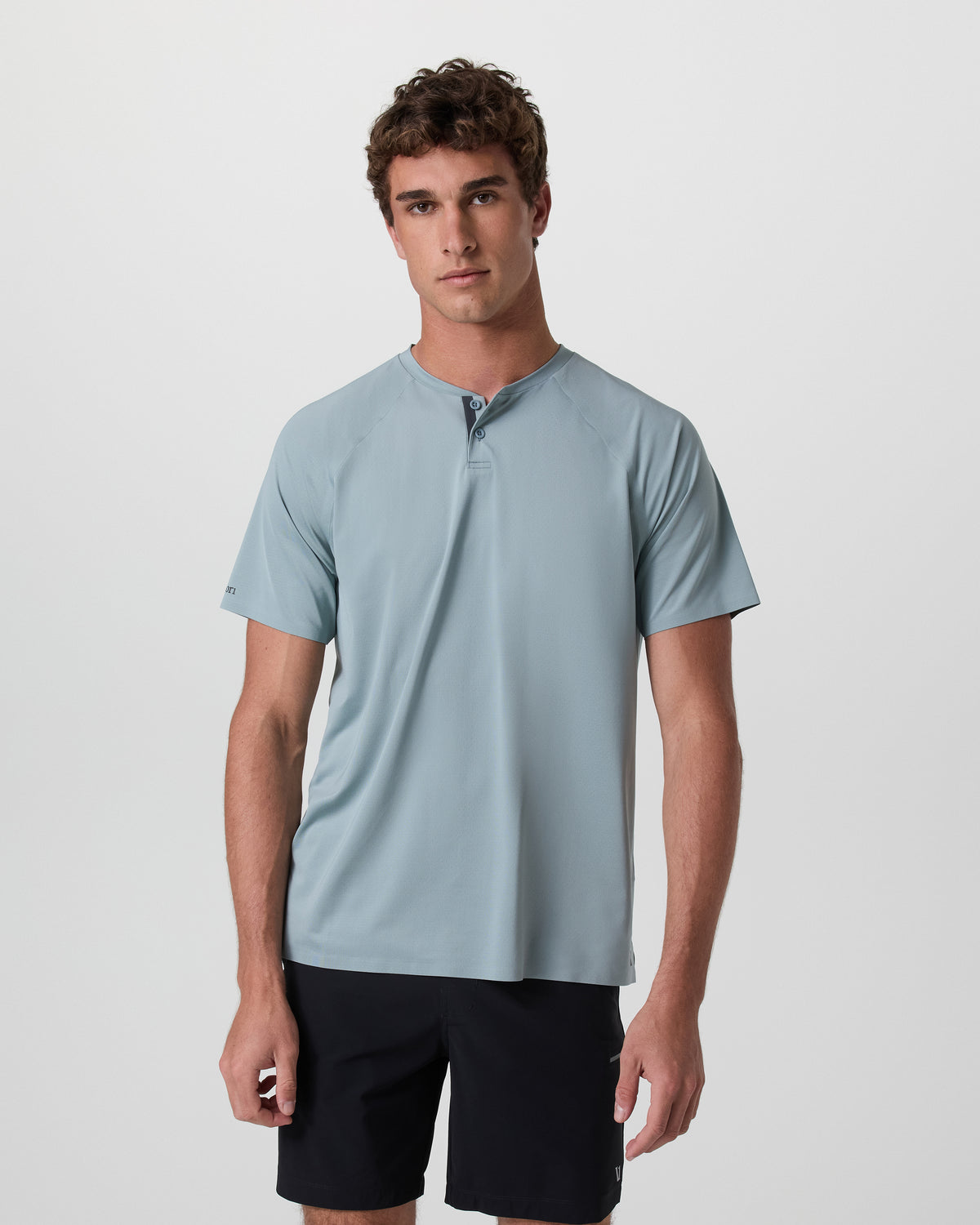Short Sleeve Viewpoint Henley Mist - Vuori