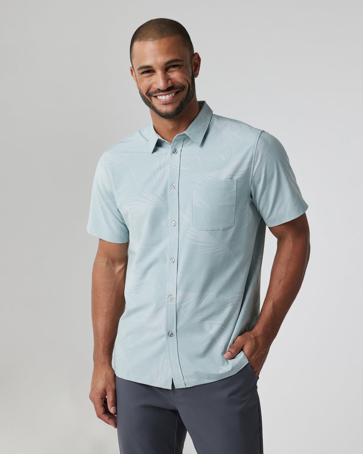 Short-Sleeve Bridge Button Down Chalk Blue Falling Fronds - Vuori