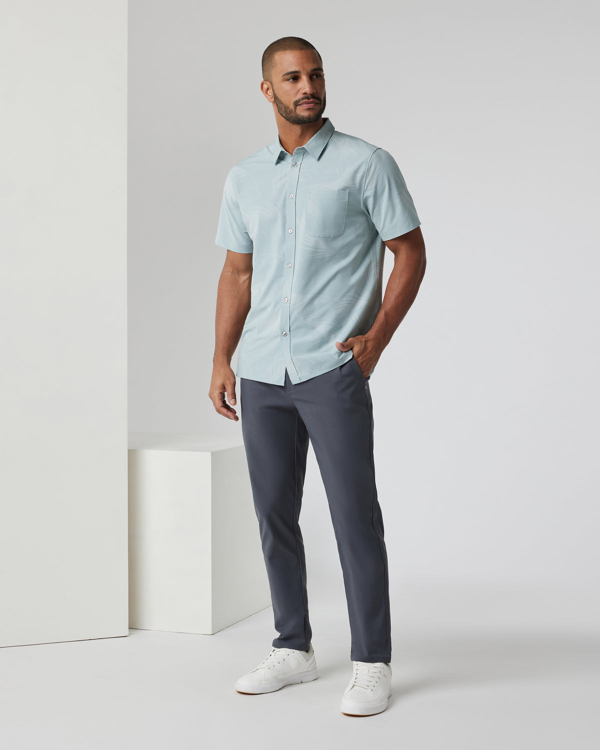 Short-Sleeve Bridge Button Down Chalk Blue Falling Fronds - Vuori
