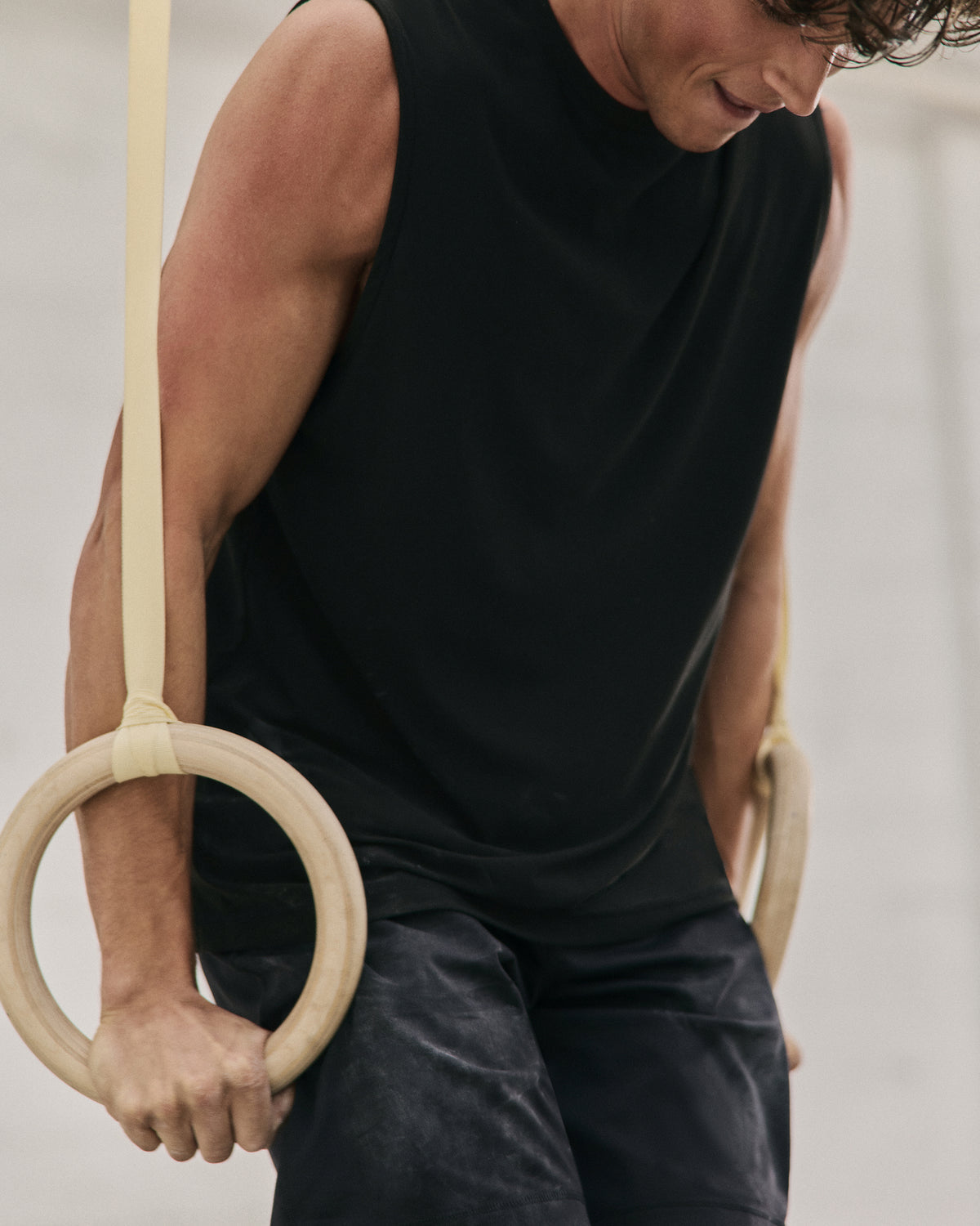 Strato Muscle Tee Men's Black Muscle Shirt - Vuori